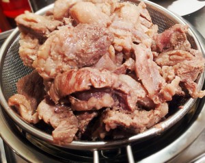 余計な臭みや脂を取り除くために、すじ肉は必ず下茹すること
